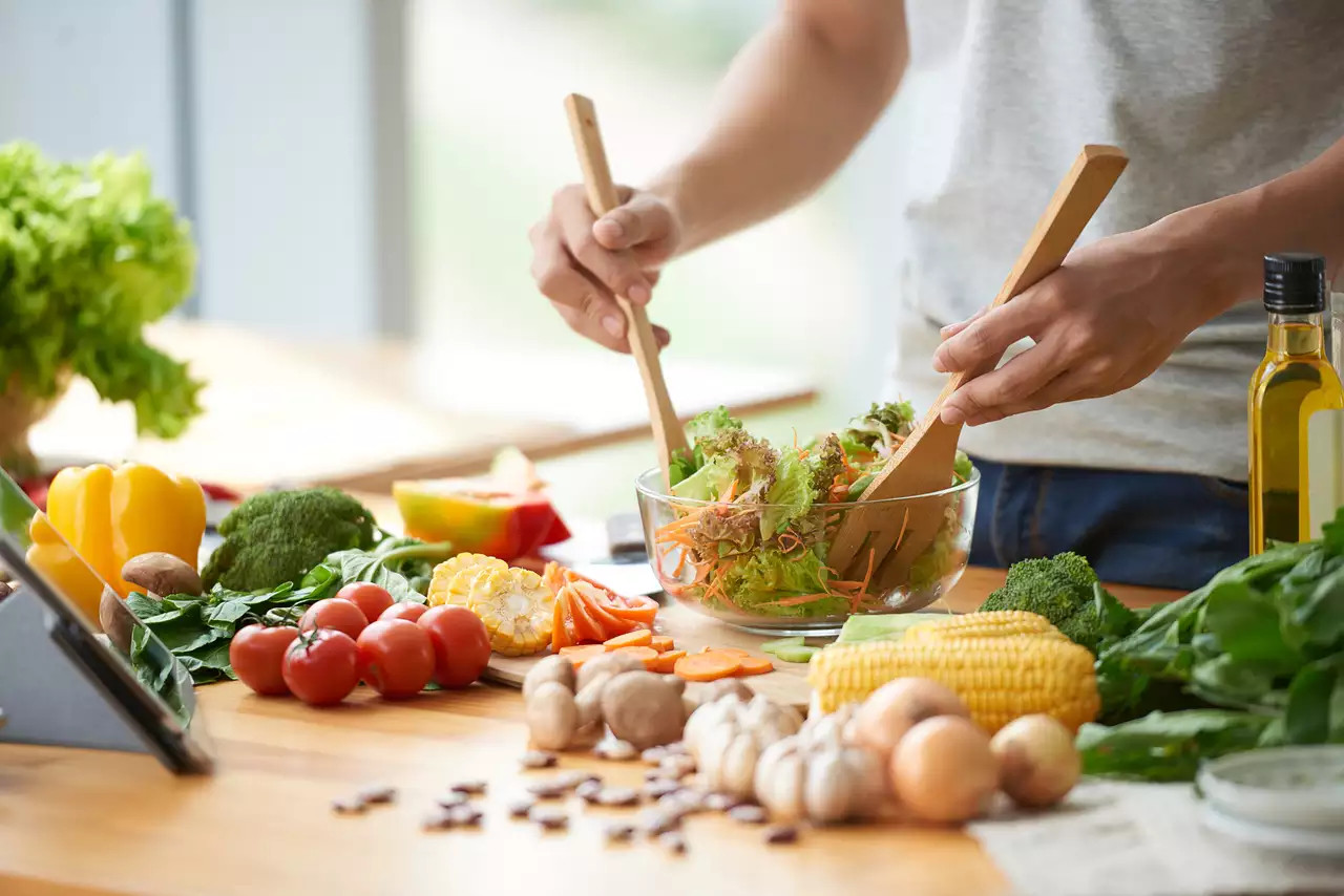 Sốt sữa chua Hy Lạp có vị thanh nhẹ, phù hợp để ăn cùng món salad rau xanh với xà lách, cải rocket, cà chua bi..